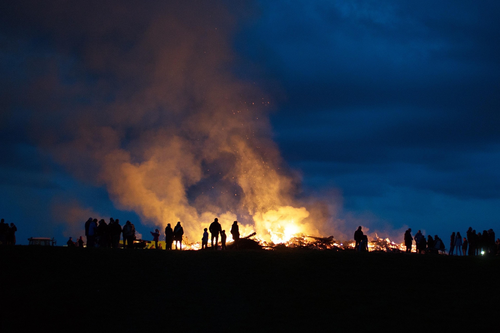 Osterfeuer(c)stuhhl_pixabay.jpg